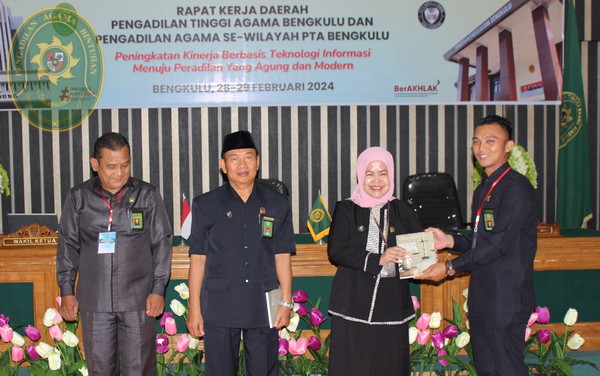 13 RAPAT KERJA DAERAH WILAYAH HUKUM PTA BENGKULU USUNG TEMA PENINGKATAN KINERJA BERBASIS TEKNOLOGI INFORMASI MENUJU PERADILAN YANG AGUNG DAN MODERN 4