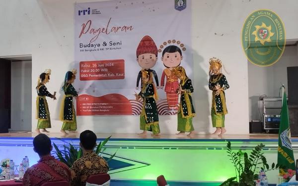66 DUKUNG PELESTARIAN DAN PENGENALAN KEKAYAAN BUDAYA DAERAH KETUA PA BINTUHAN HADIRI PAGELARAN BUDAYA DAN SENI KAUR