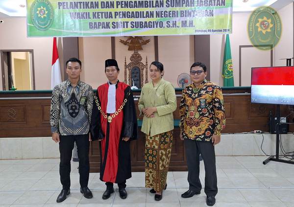 79 KETUA PENGADILAN AGAMA BINTUHAN HADIRI PELANTIKAN DAN PENGAMBILAN SUMPAH WAKIL KETUA PN BINTUHAN