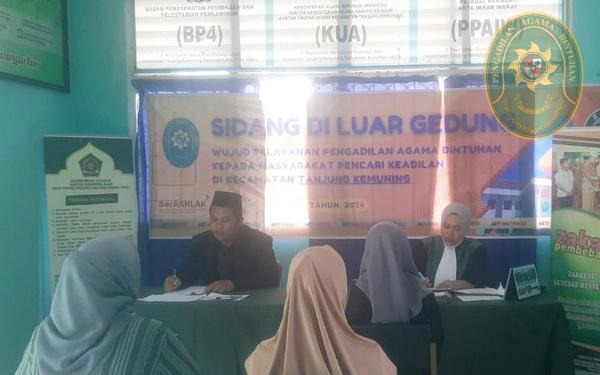 8 SIDANG DI LUAR GEDUNG PENGADILAN AGAMA BINTUHAN HADIR DI KECAMATAN TANJUNG KEMUNING2