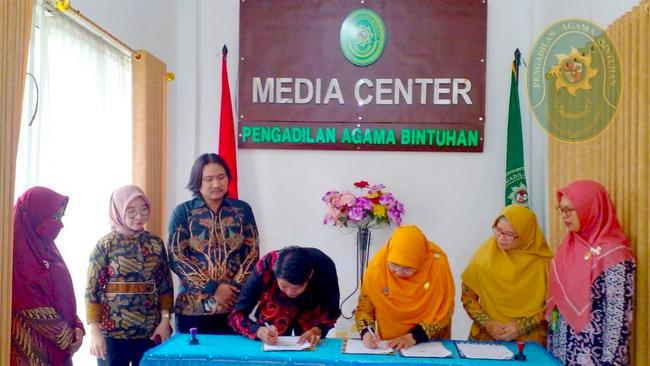 2. PENANDATANGANAN MEMORANDUM OF UNDERSTANDING MOU POS BANTUAN HUKUM PENGADILAN AGAMA BINTUHAN